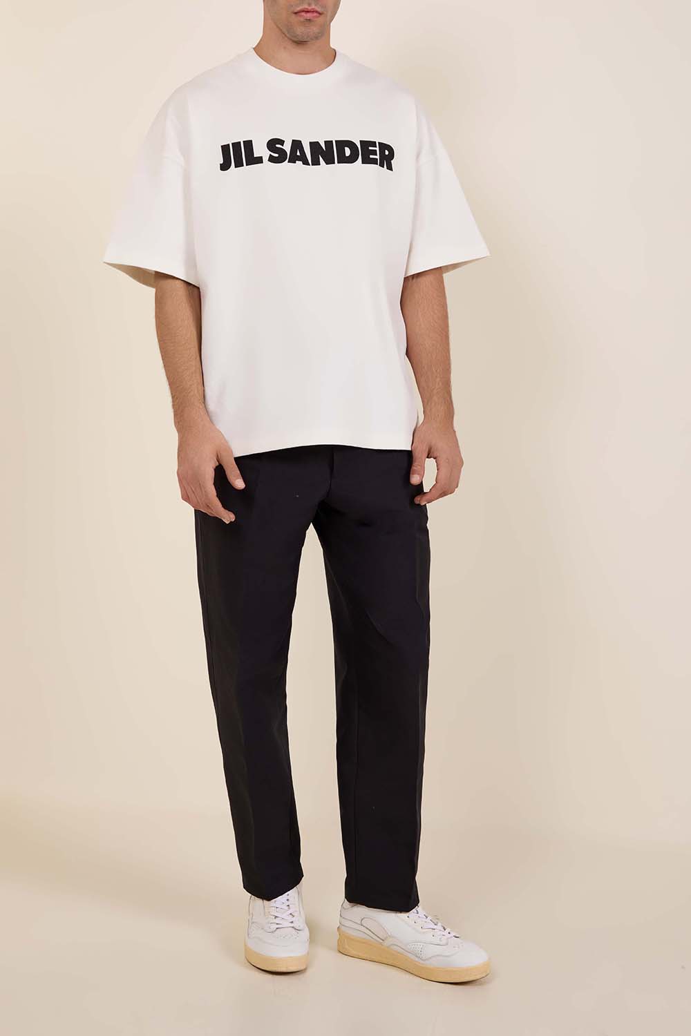 מכנסיים מחויטים בגזרה משוחררת